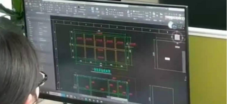 Z6尊龙品牌环保技术负责人在审核图纸等