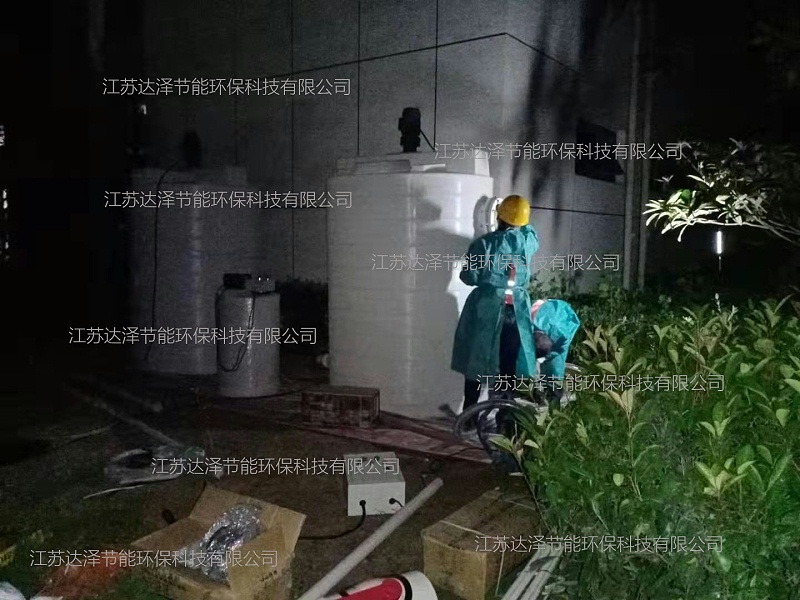 Z6尊龙品牌环保的工作人员在雨花隔离点连夜施工